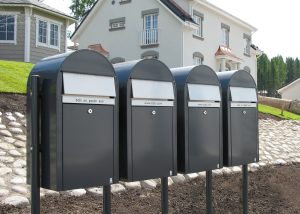 Harmaat Bobi postilaatikot asennettuna riviin