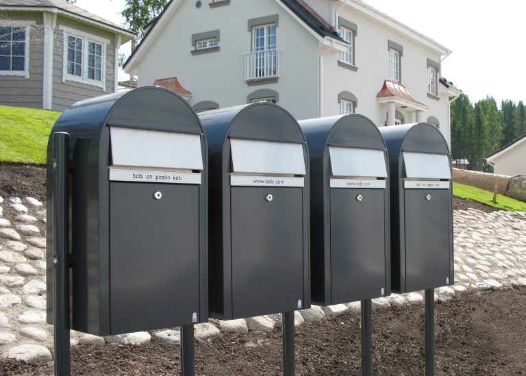 Harmaat Bobi postilaatikot asennettuna riviin
